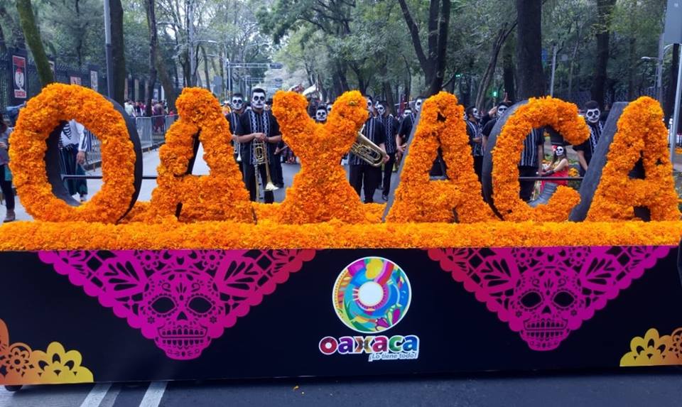 Oaxaca enaltece tradición del Día de Muertos en desfile de la Ciudad de