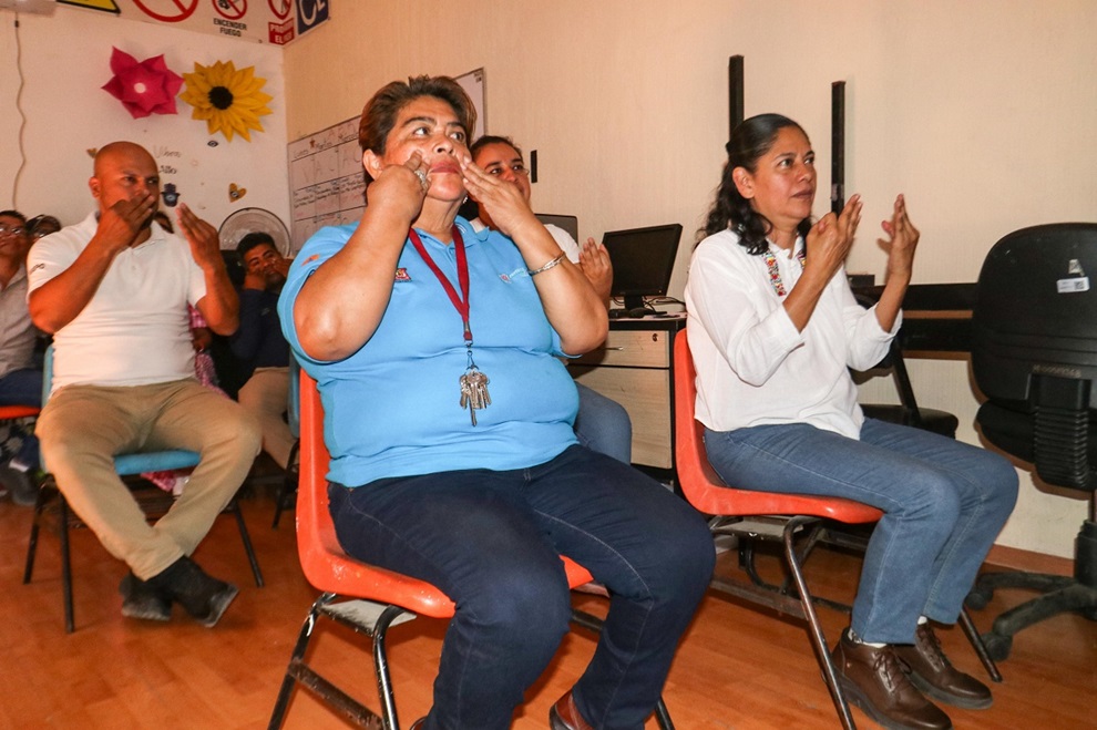Aprenden más oaxaqueñas y oaxaqueños sobre Lengua de Señas Mexicana