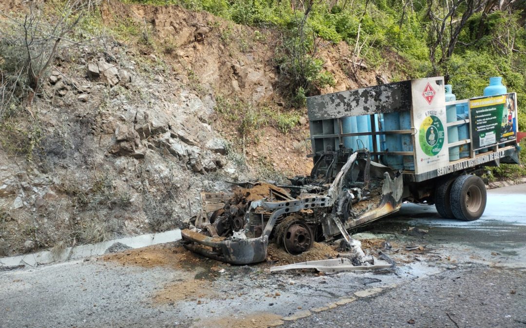 Una camioneta repartidora de gas Lp se incendió en la carretera Costera tramo Salina Cruz