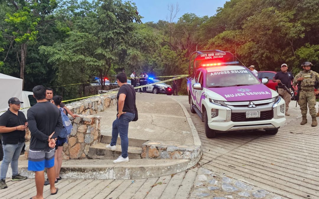 Les cae un rayo a turistas en Huatulco