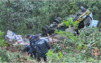 Fuerte accidente en la carretera 131 #Oaxaca-#PuertoEscondido,