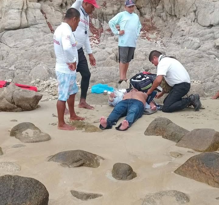 Rescatan a un Turista en Huatulco, un reconocimiento a este Héroe sin Capa.