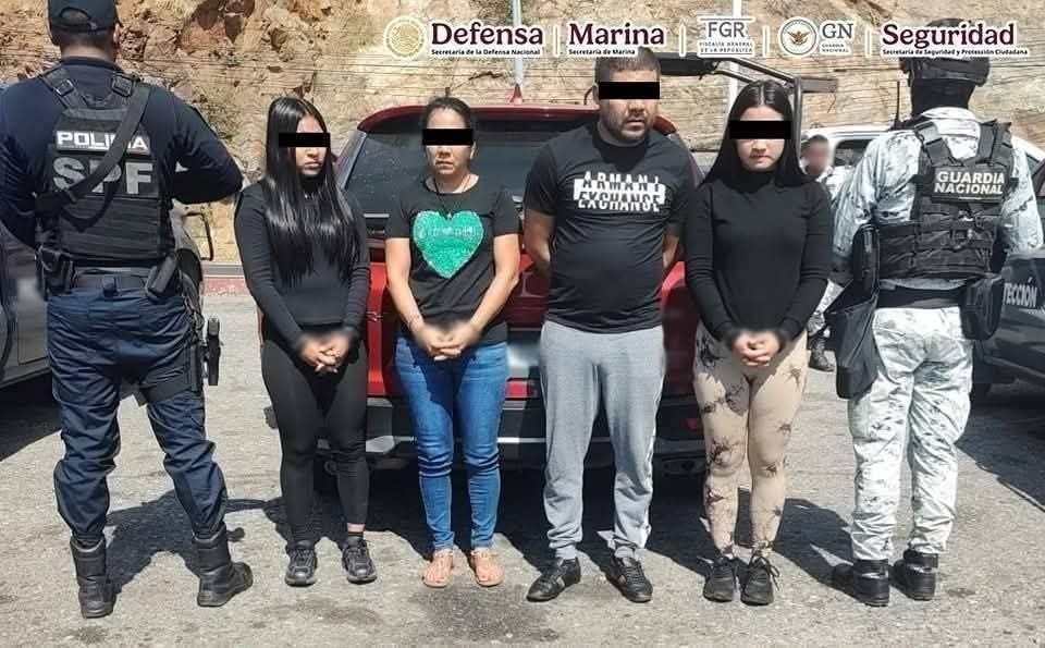 DETIENEN EN #CoyucaDeBenitez A CUATRO PERSONAS QUE TRANSPORTABAN ARMAS DE FUEGO EN UNA CAMIONETA.🔺