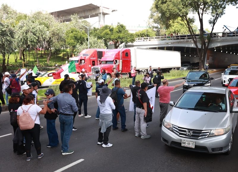 Trabajadores del Pider Judicial Federal aseguran que el movimiento está más fuerte este lunes realizaron una protesta más al manifestarse frente a las oficinas del INE en periférico sur