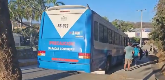 Se quema #microbus urbano de #Huatulco, pasajeros se tiraron por las ventanas